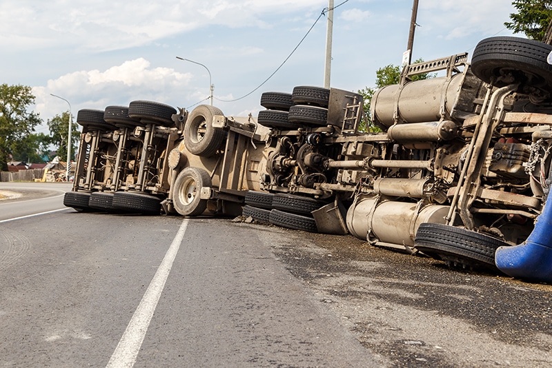 Una vista de un camión volcado en una carretera en un accidente.